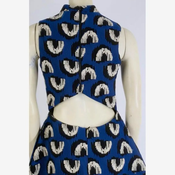 Hunter Bell Dress - Picture 4 of 7